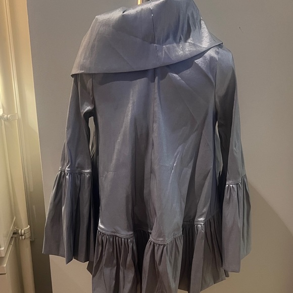 Chic Women's Silver Cape Jacket - Picture 4 of 6